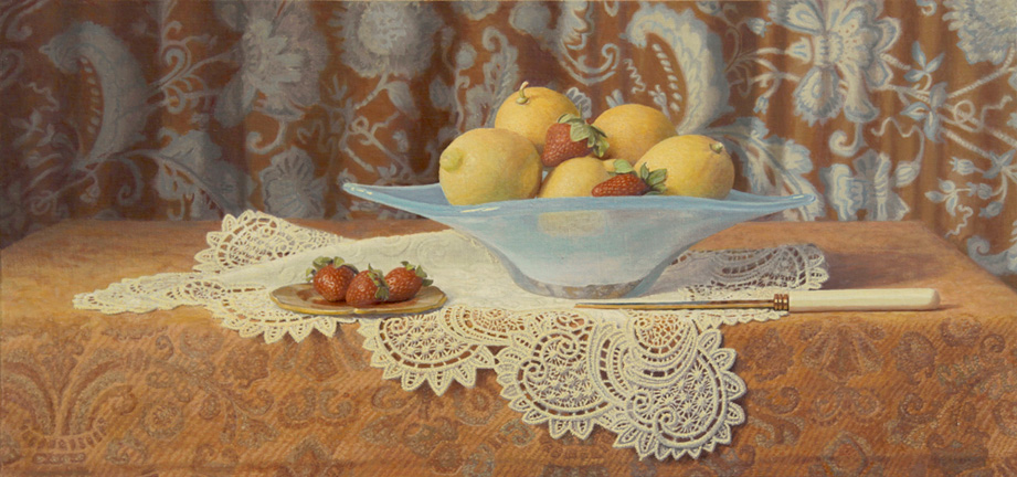 Citrons et fraises dans un bol bleu