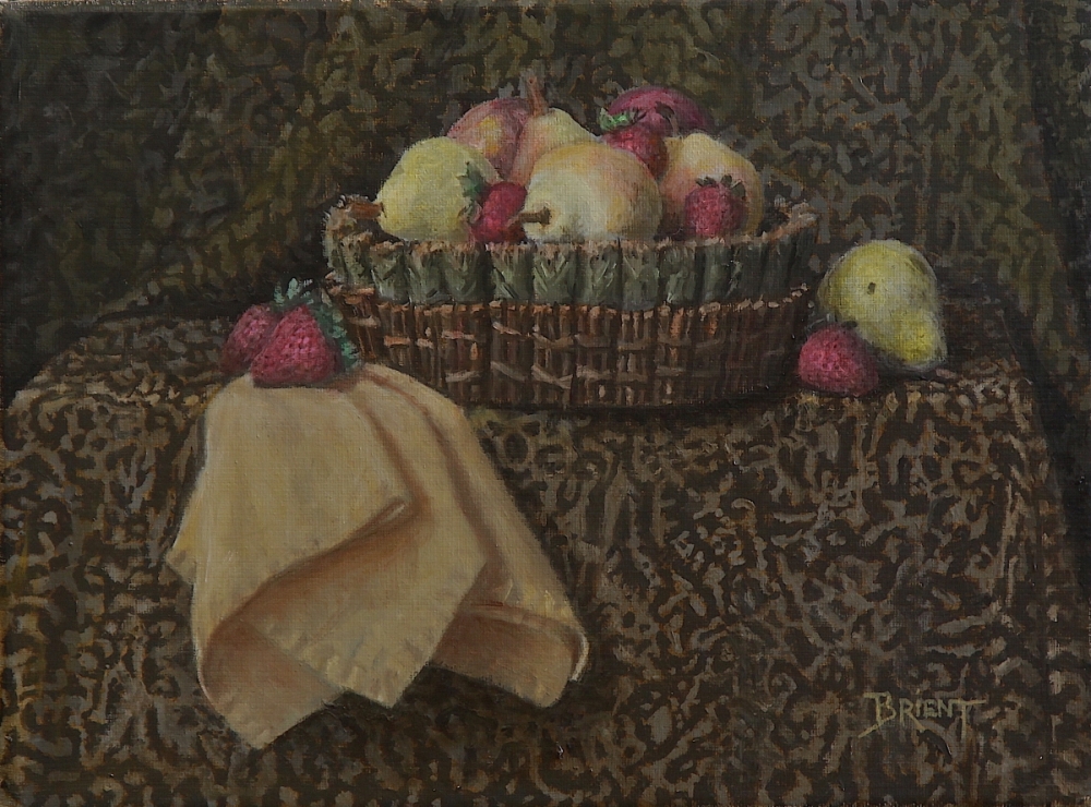 Un panier rustique de poires jaunes et de  fraises, une serviette jaune sur tissu de petits motifs 